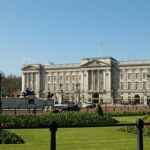 В Британии люди в слезах стоят перед Букингемским дворцом
