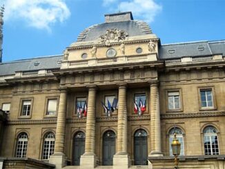 Здание суда в Париже; yandex.ru